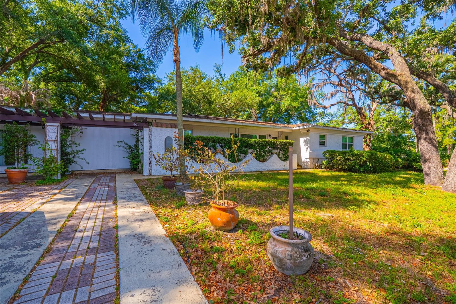 Single Family Residence in TEMPLE TERRACE, FL - Daniel Dourado