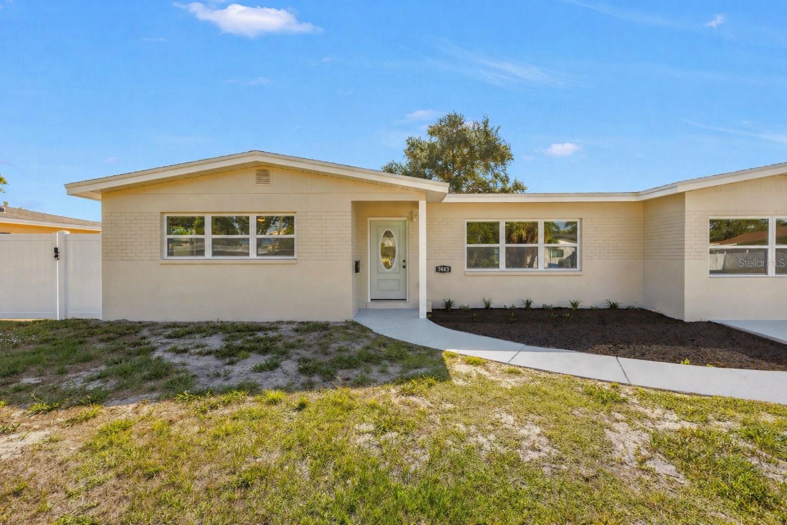 Single Family Residence in ST PETERSBURG, FL - Daniel Dourado