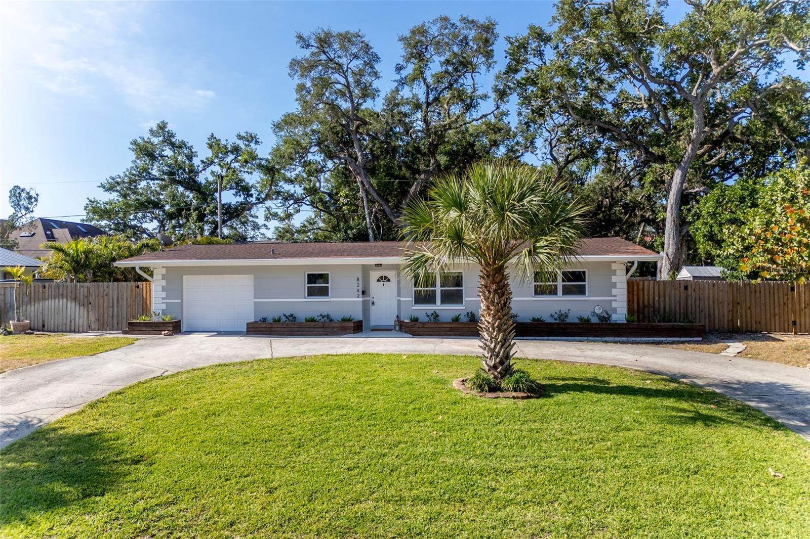 Single Family Residence in ST PETERSBURG, FL - Daniel Dourado