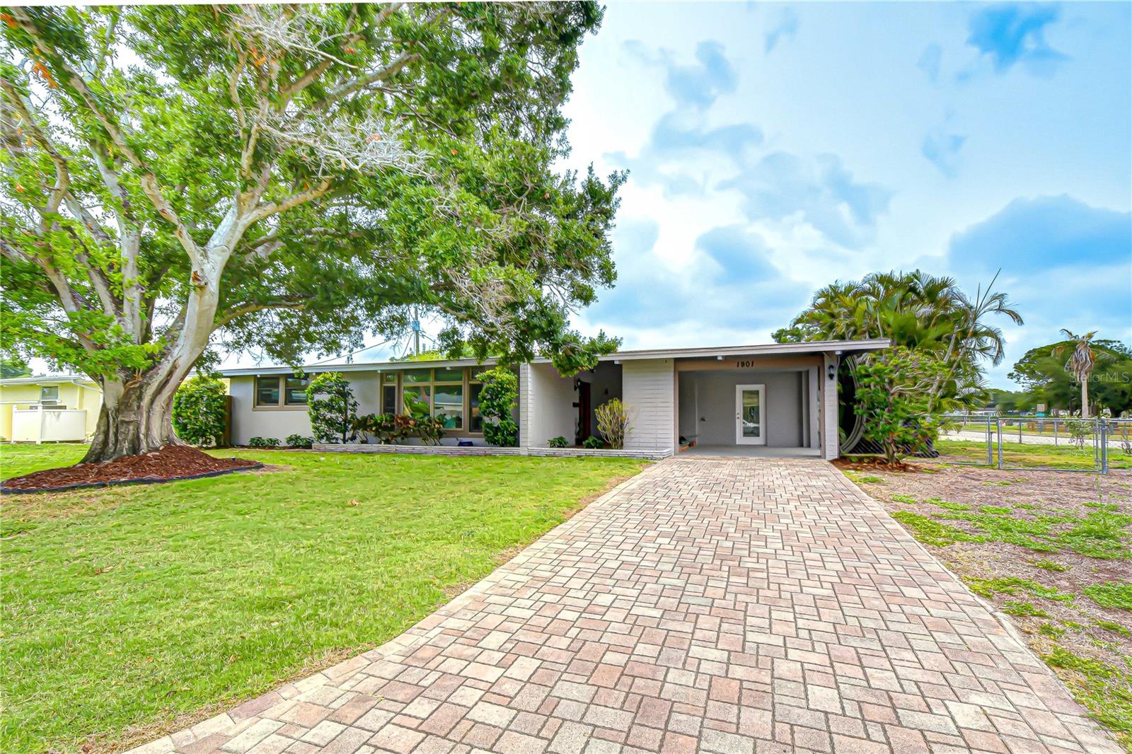 Single Family Residence in ST PETERSBURG, FL - Daniel Dourado