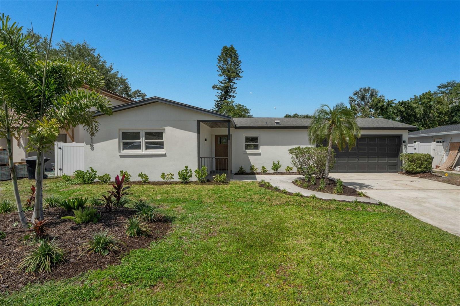 Single Family Residence in ST PETERSBURG, FL - Daniel Dourado