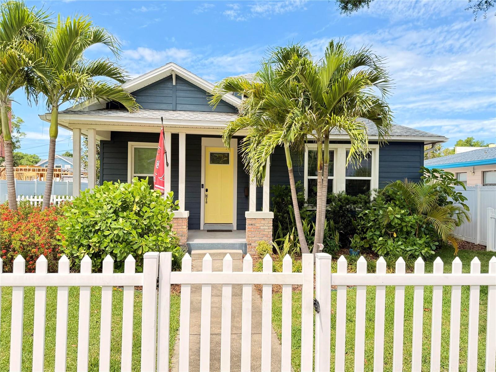 Single Family Residence in ST PETERSBURG, FL - Daniel Dourado