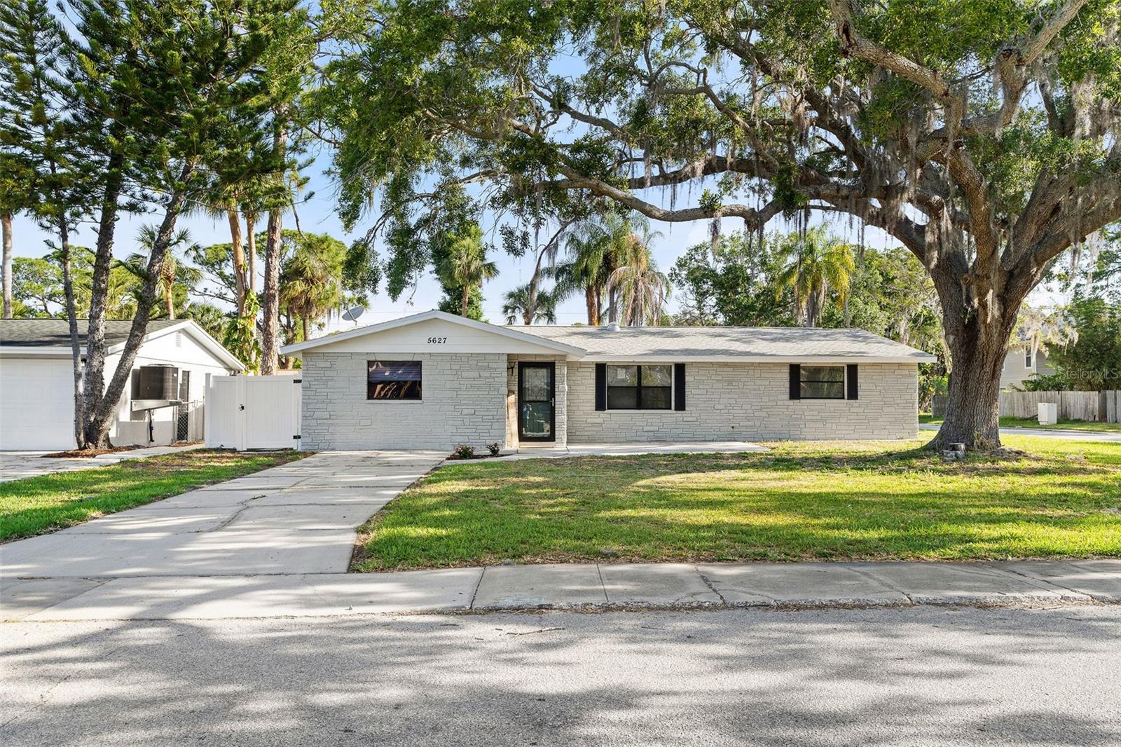 Single Family Residence in PORT RICHEY, FL - Daniel Dourado