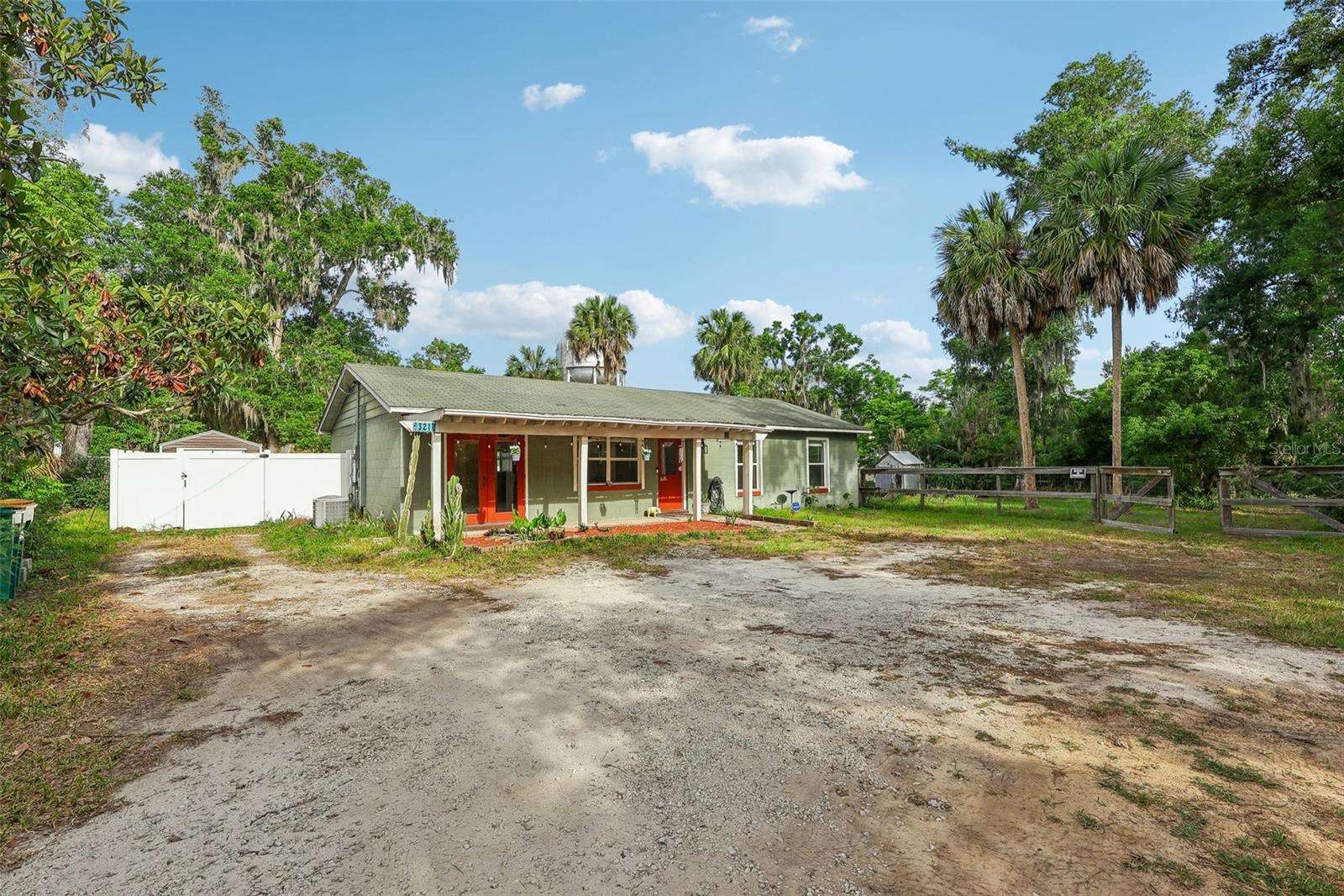 Single Family Residence in MOUNT DORA, FL - Daniel Dourado