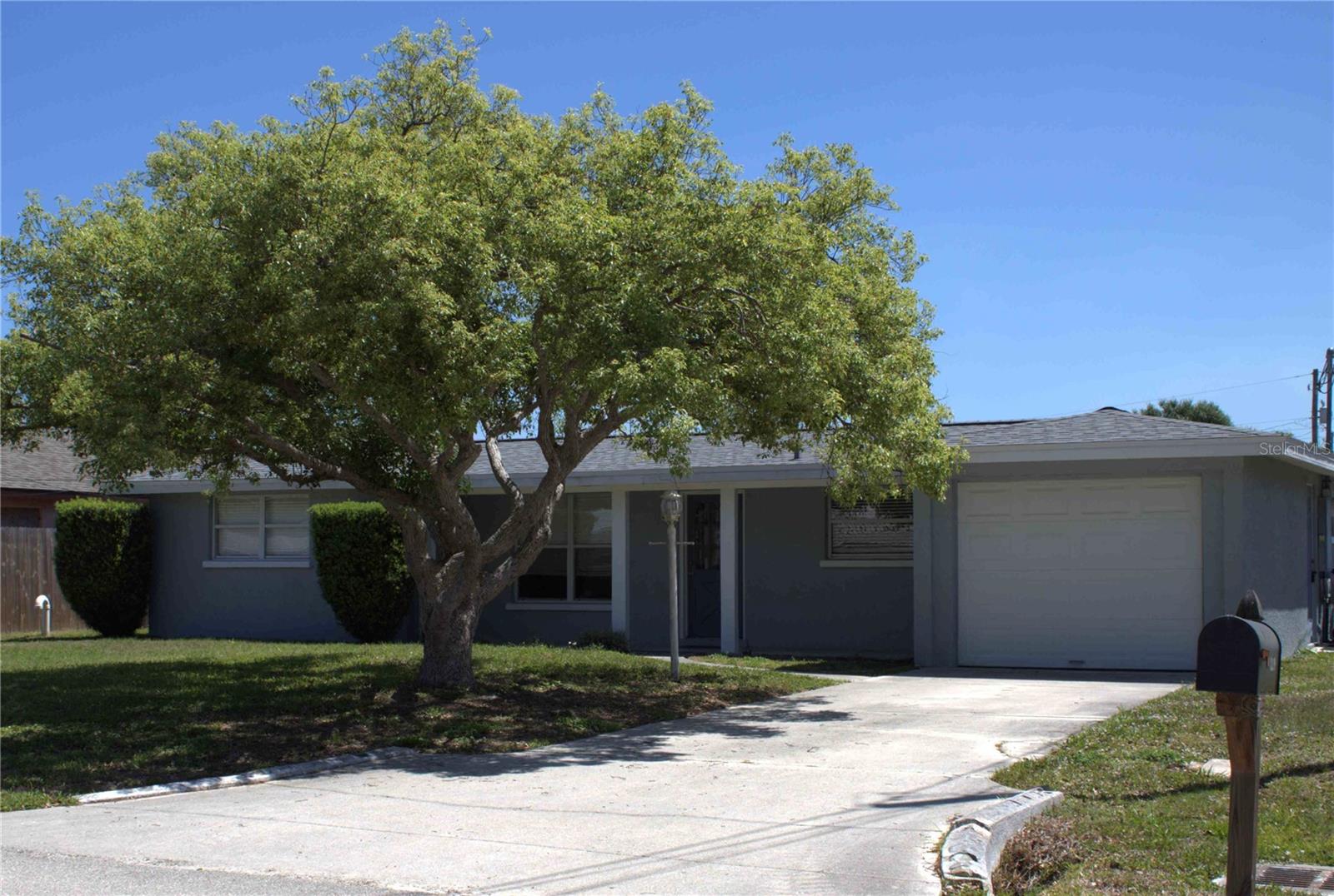 Single Family Residence in SARASOTA, FL - Daniel Dourado
