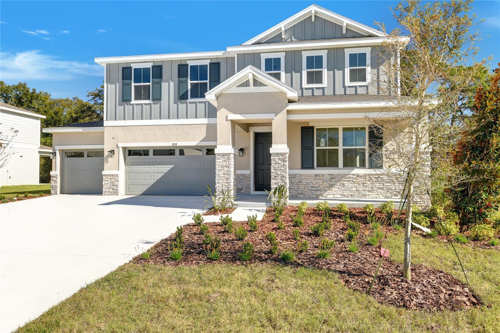 Single Family Residence in MOUNT DORA, FL - Daniel Dourado