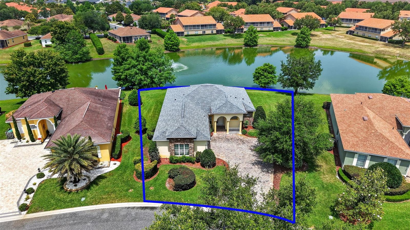 Single Family Residence in OXFORD, FL - Daniel Dourado