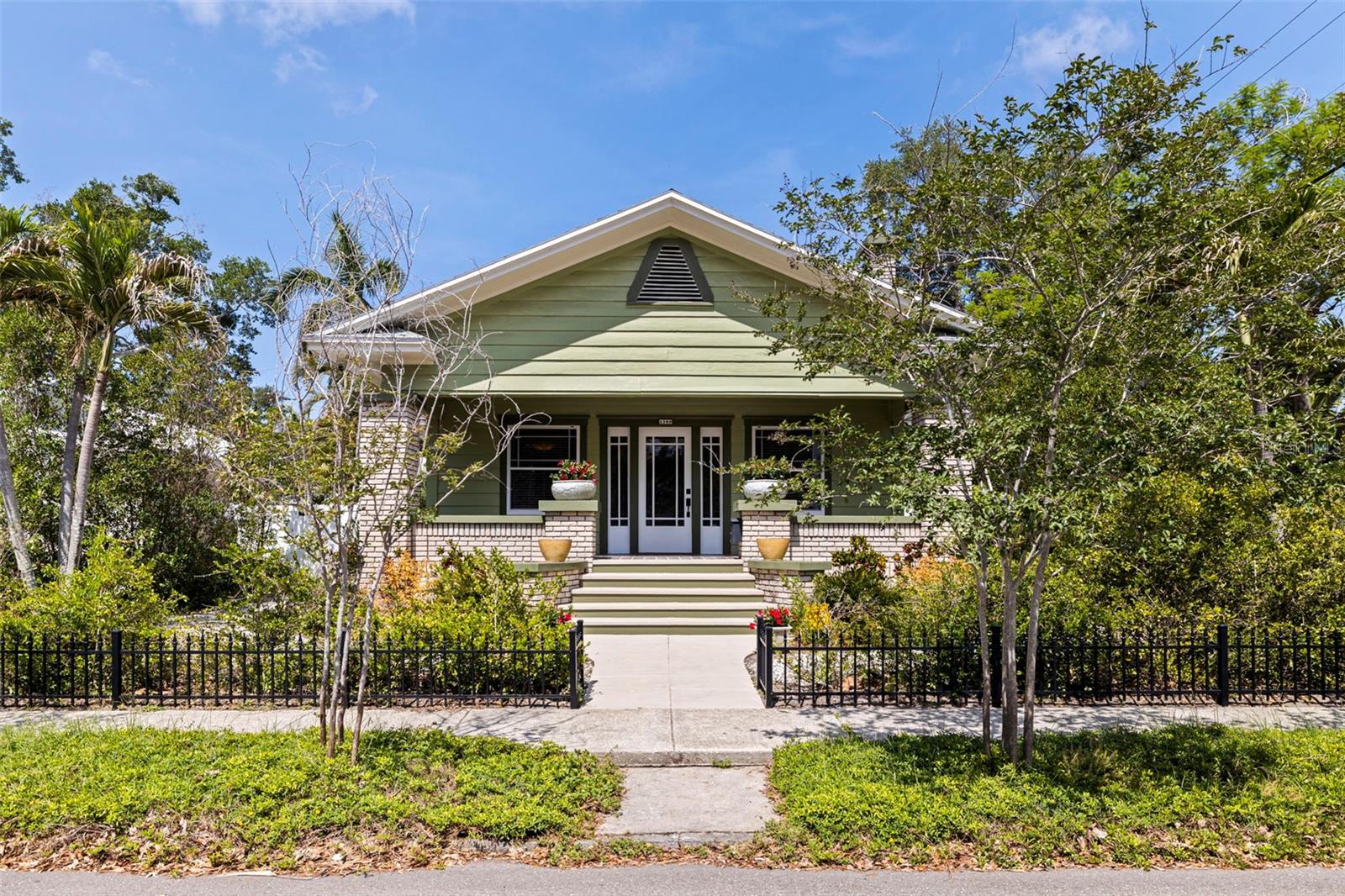 Single Family Residence in ST PETERSBURG, FL - Daniel Dourado