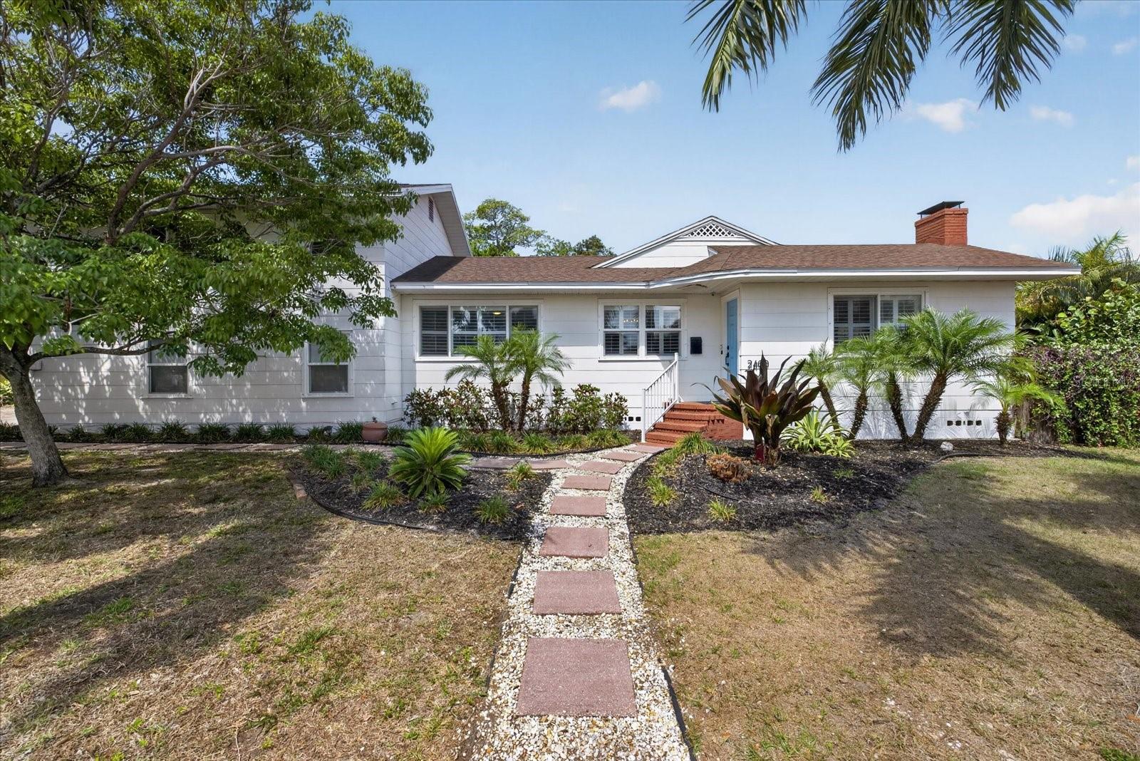 Single Family Residence in ST PETERSBURG, FL - Daniel Dourado