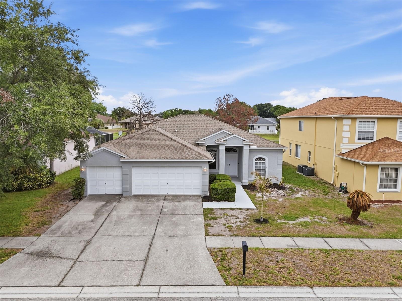 Single Family Residence in RIVERVIEW, FL - Daniel Dourado