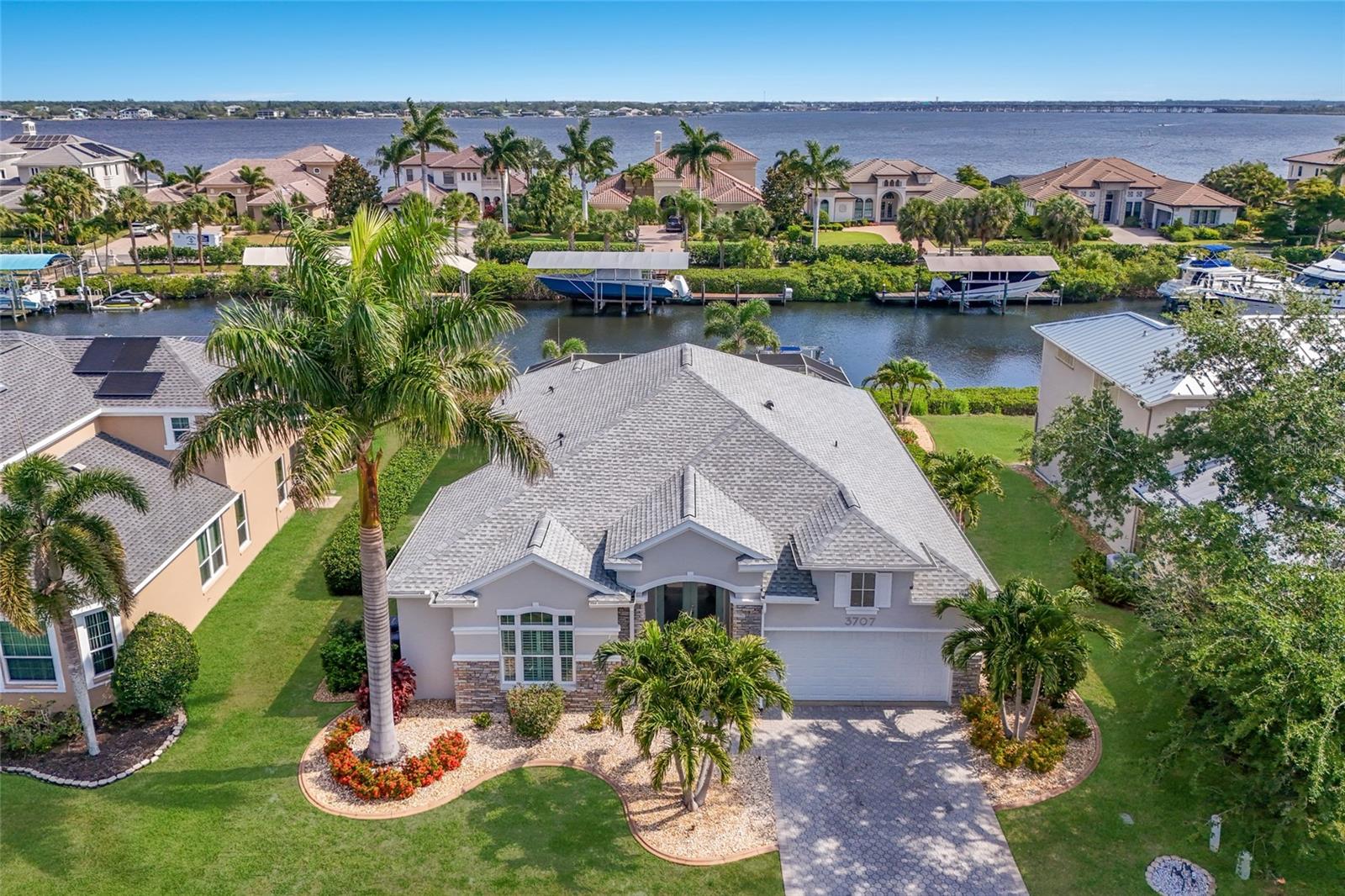 Single Family Residence in BRADENTON, FL - Daniel Dourado
