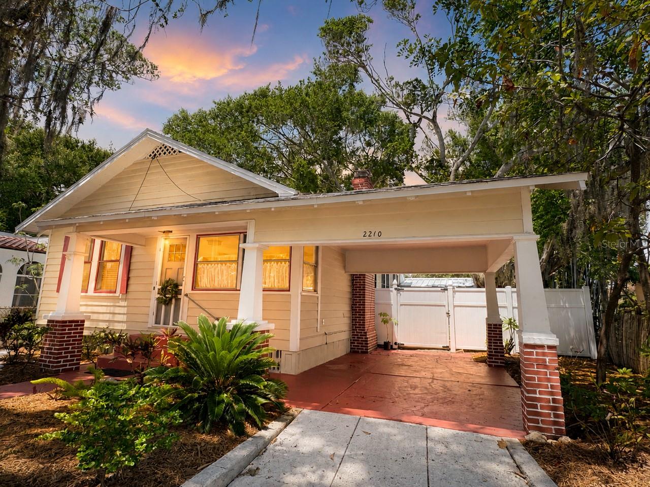 Single Family Residence in BRADENTON, FL - Daniel Dourado