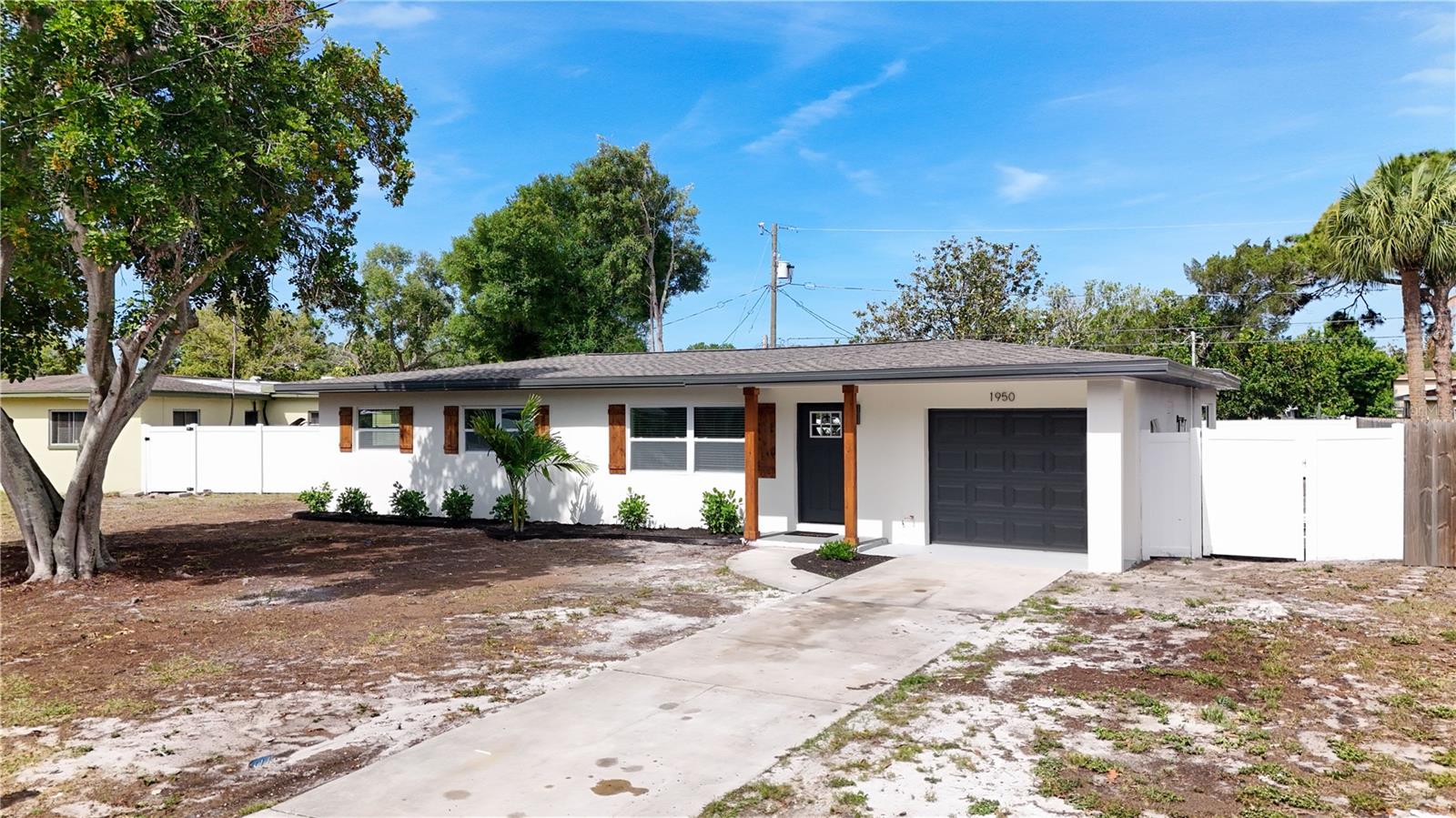 Single Family Residence in ST PETERSBURG, FL - Daniel Dourado