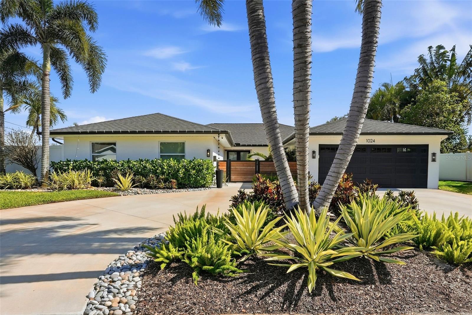 Single Family Residence in ST PETERSBURG, FL - Daniel Dourado