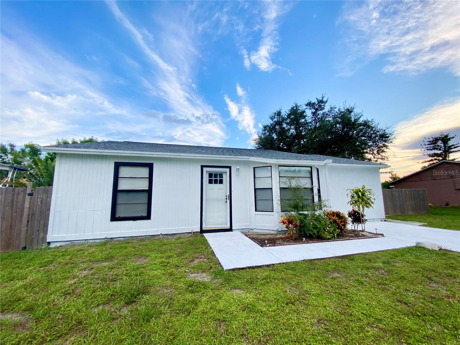 Single Family Residence in ENGLEWOOD, FL - Daniel Dourado