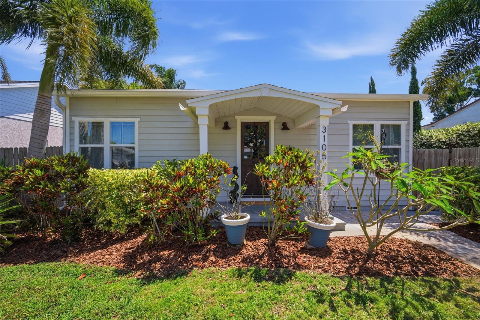 Single Family Residence in ST PETERSBURG, FL - Daniel Dourado