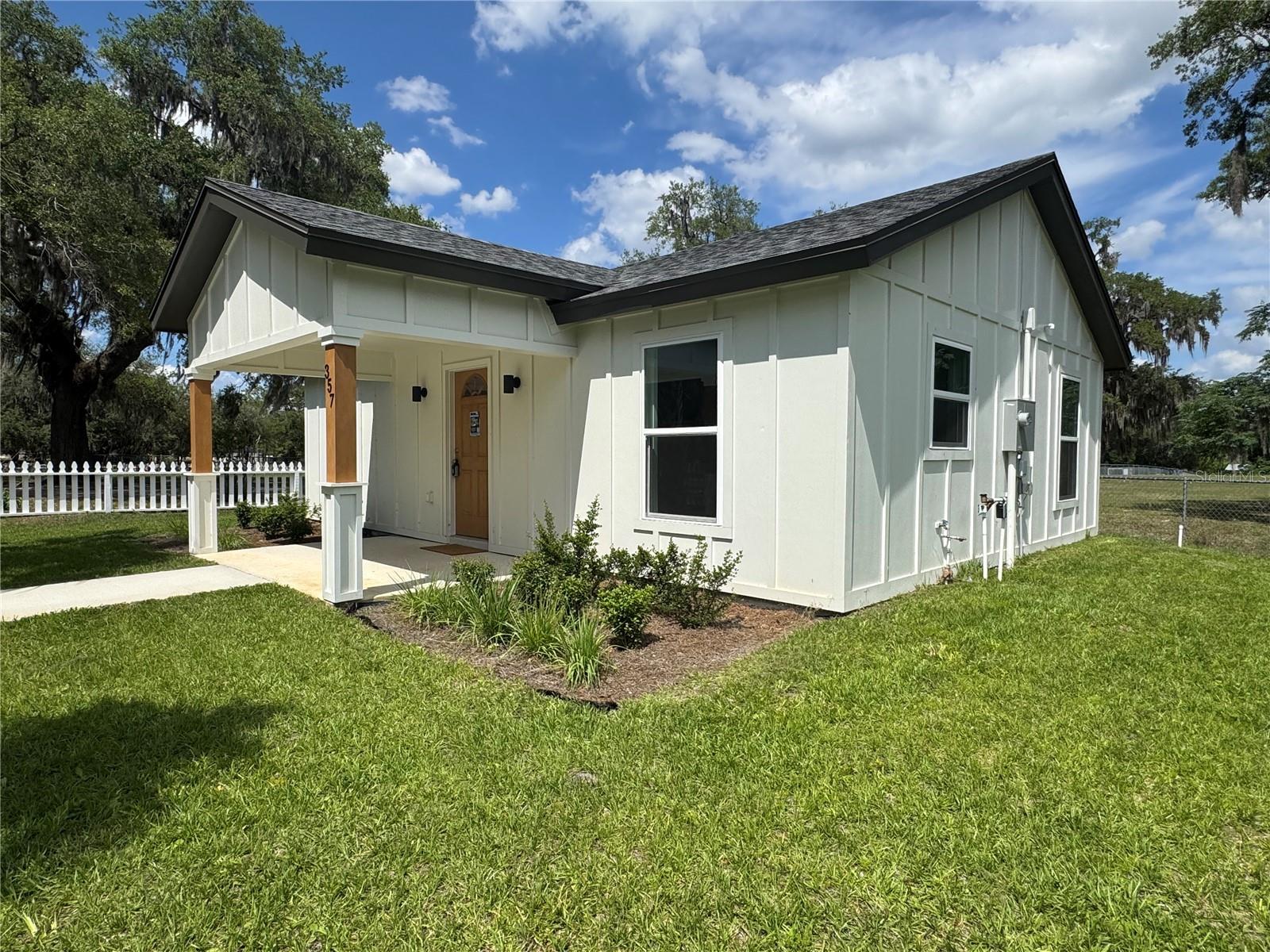 Single Family Residence in GROVELAND, FL - Daniel Dourado