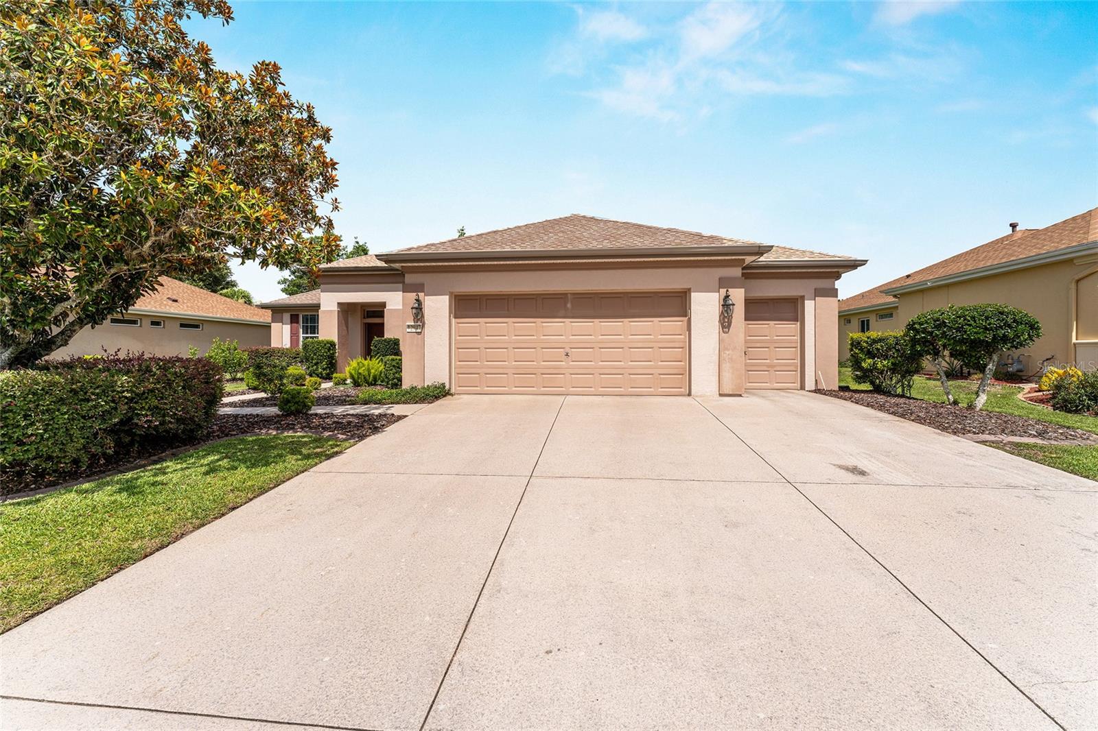 Single Family Residence in SUMMERFIELD, FL - Daniel Dourado