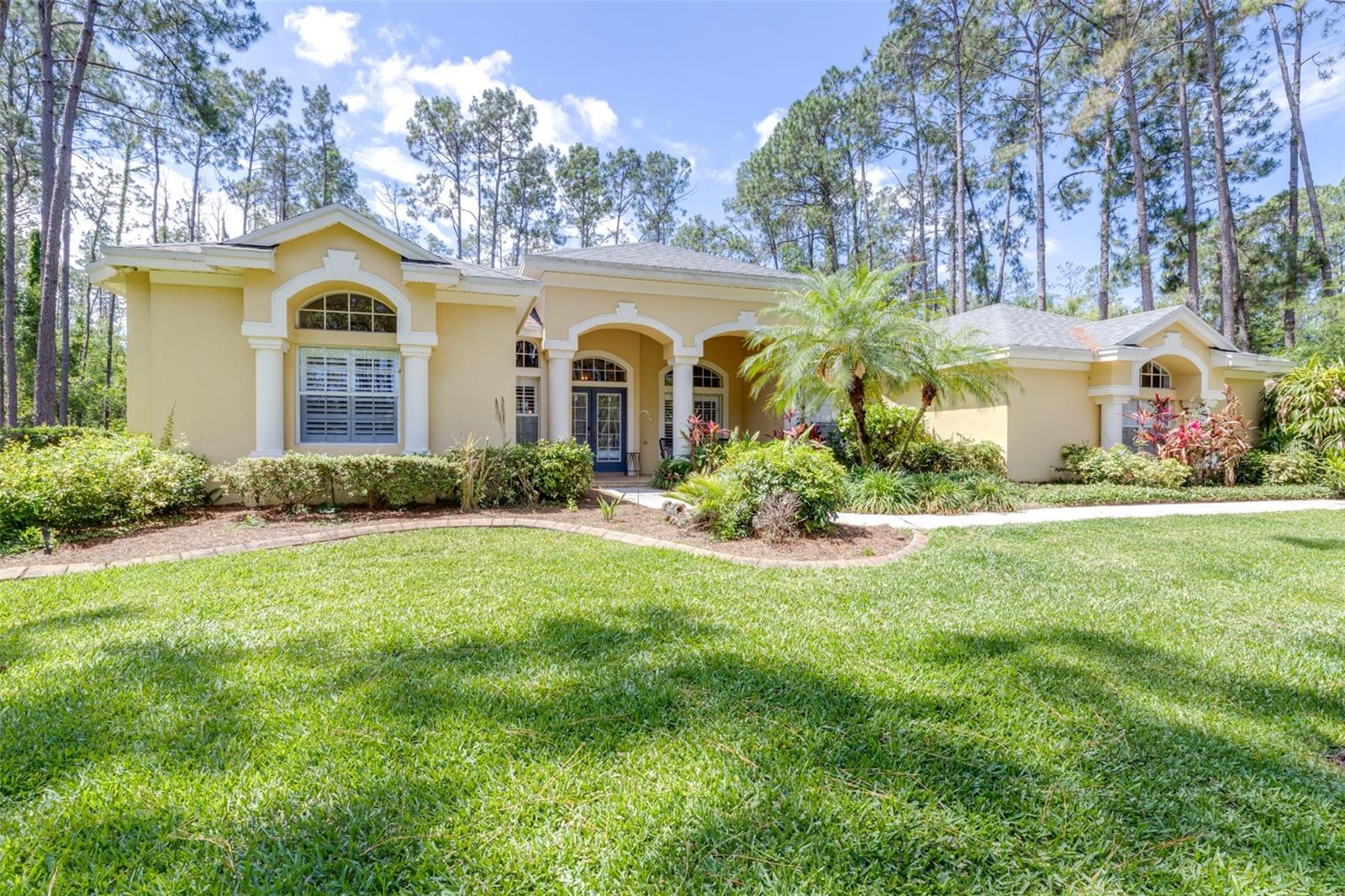 Single Family Residence in LUTZ, FL - Daniel Dourado