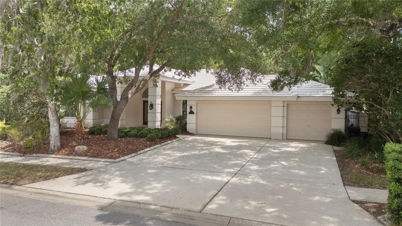 Single Family Residence in OLDSMAR, FL - Daniel Dourado