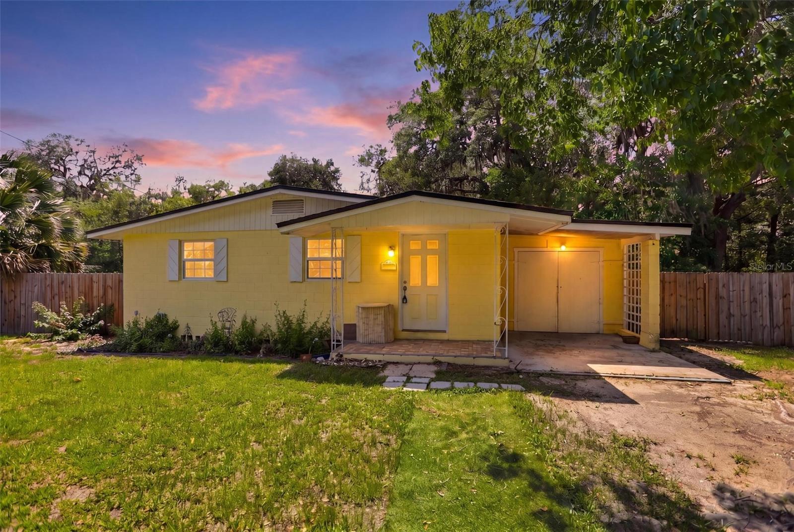 Single Family Residence in DELAND, FL - Daniel Dourado