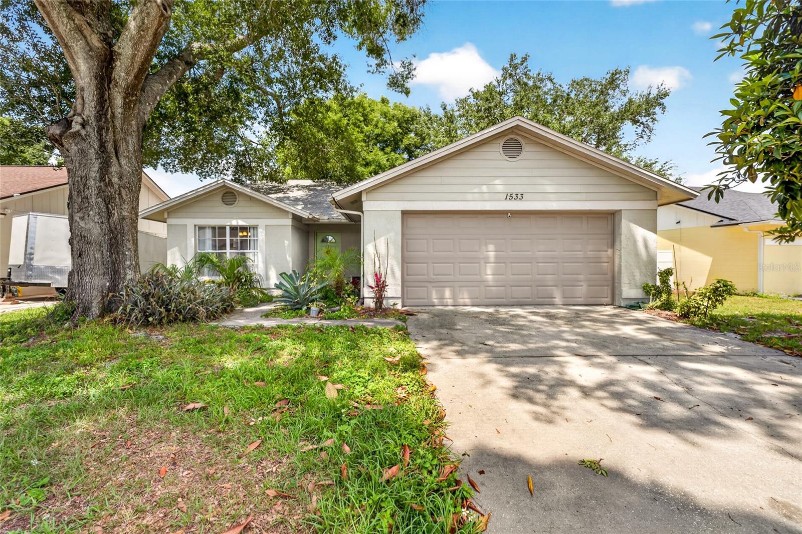 Single Family Residence in LUTZ, FL - Daniel Dourado