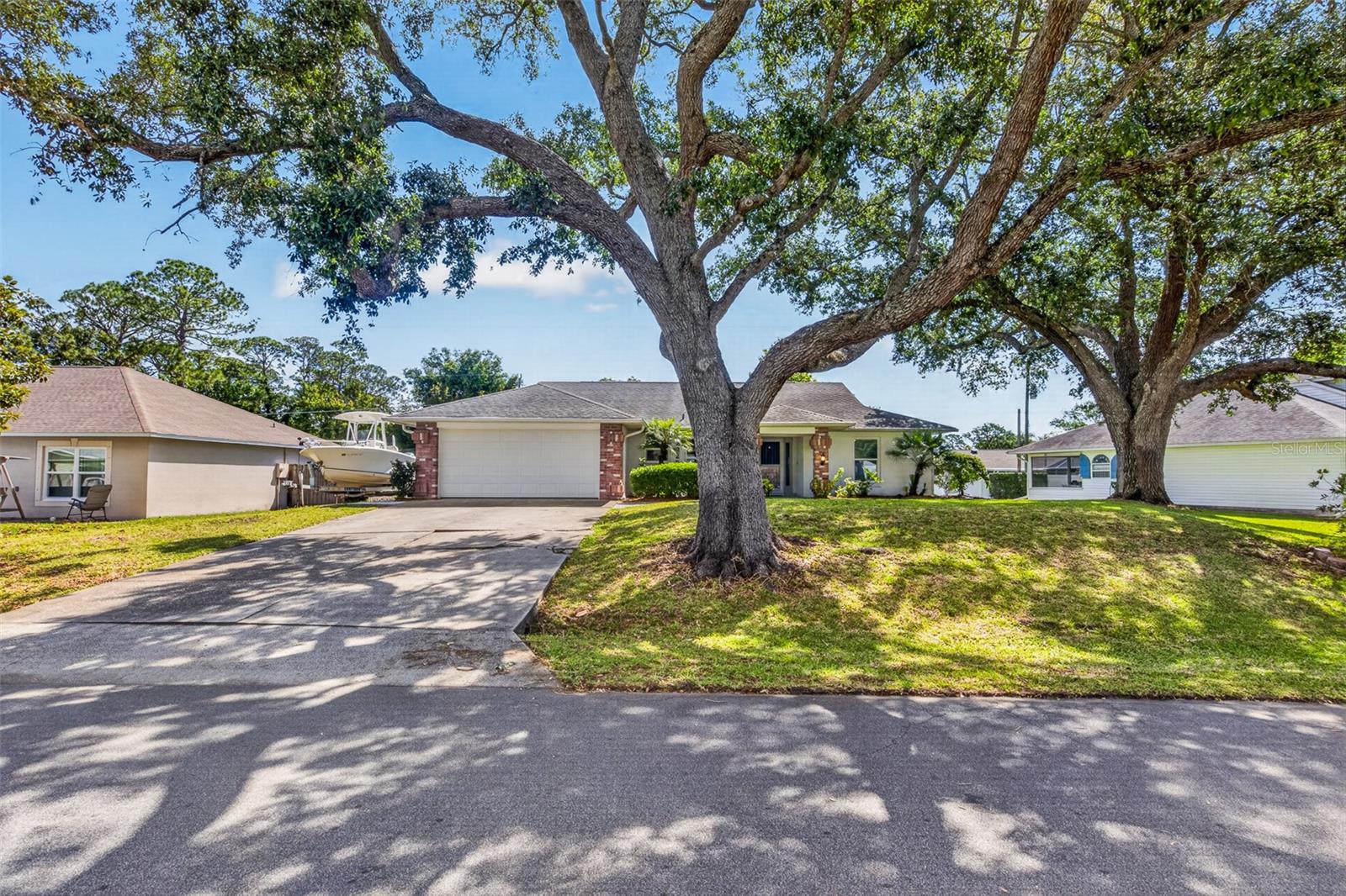 Single Family Residence in EDGEWATER, FL - Daniel Dourado