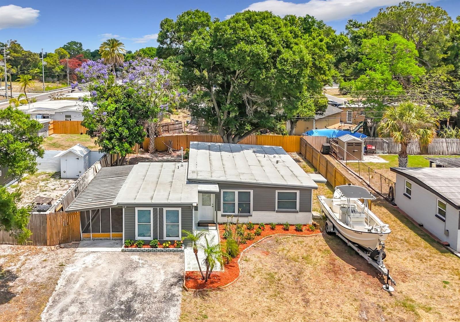 Single Family Residence in SEMINOLE, FL - Daniel Dourado