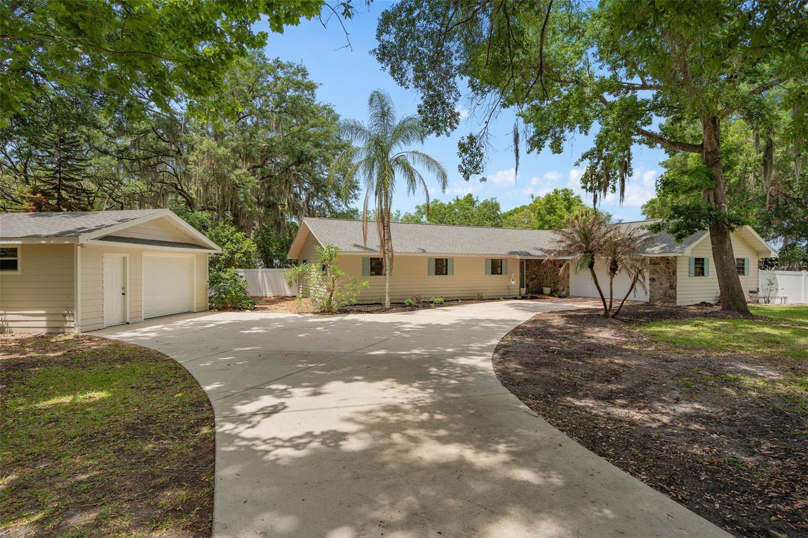 Single Family Residence in EUSTIS, FL - Daniel Dourado