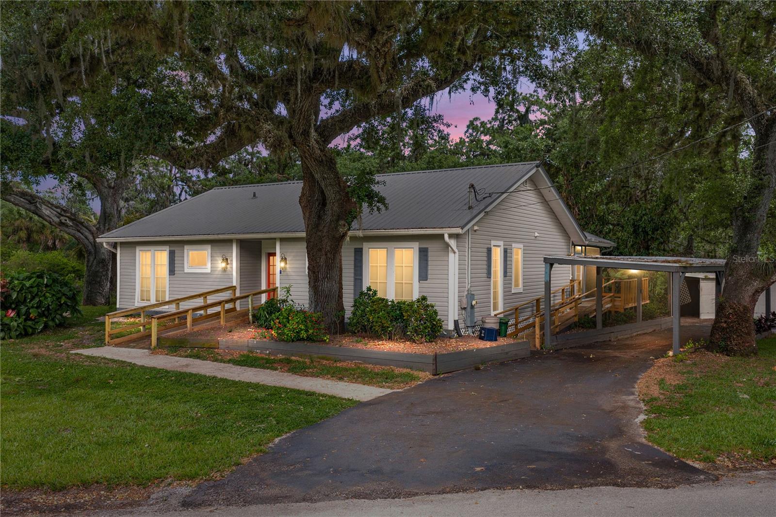 Single Family Residence in LABELLE, FL - Daniel Dourado