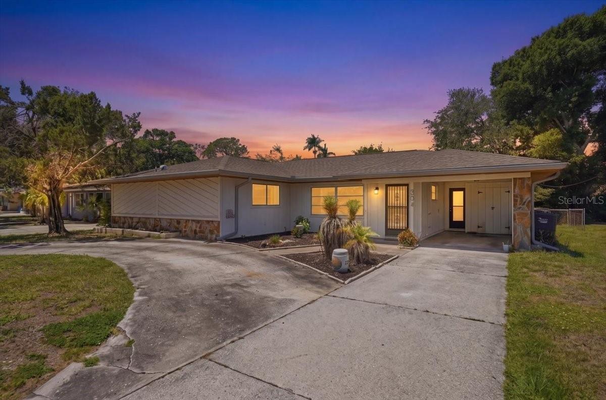 Single Family Residence in BRADENTON, FL - Daniel Dourado