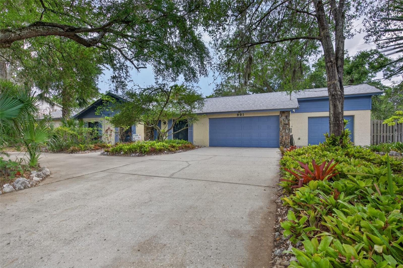 Single Family Residence in TEMPLE TERRACE, FL - Daniel Dourado