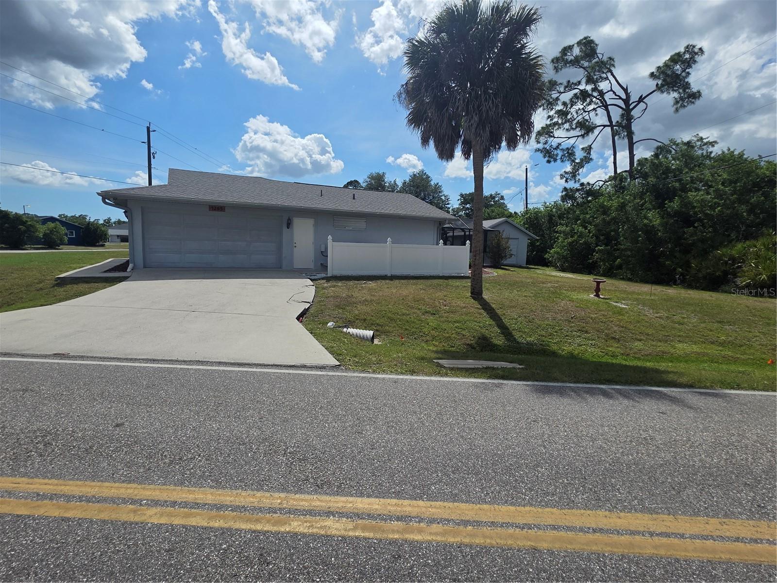 Single Family Residence em PORT CHARLOTTE, FL - Daniel Dourado