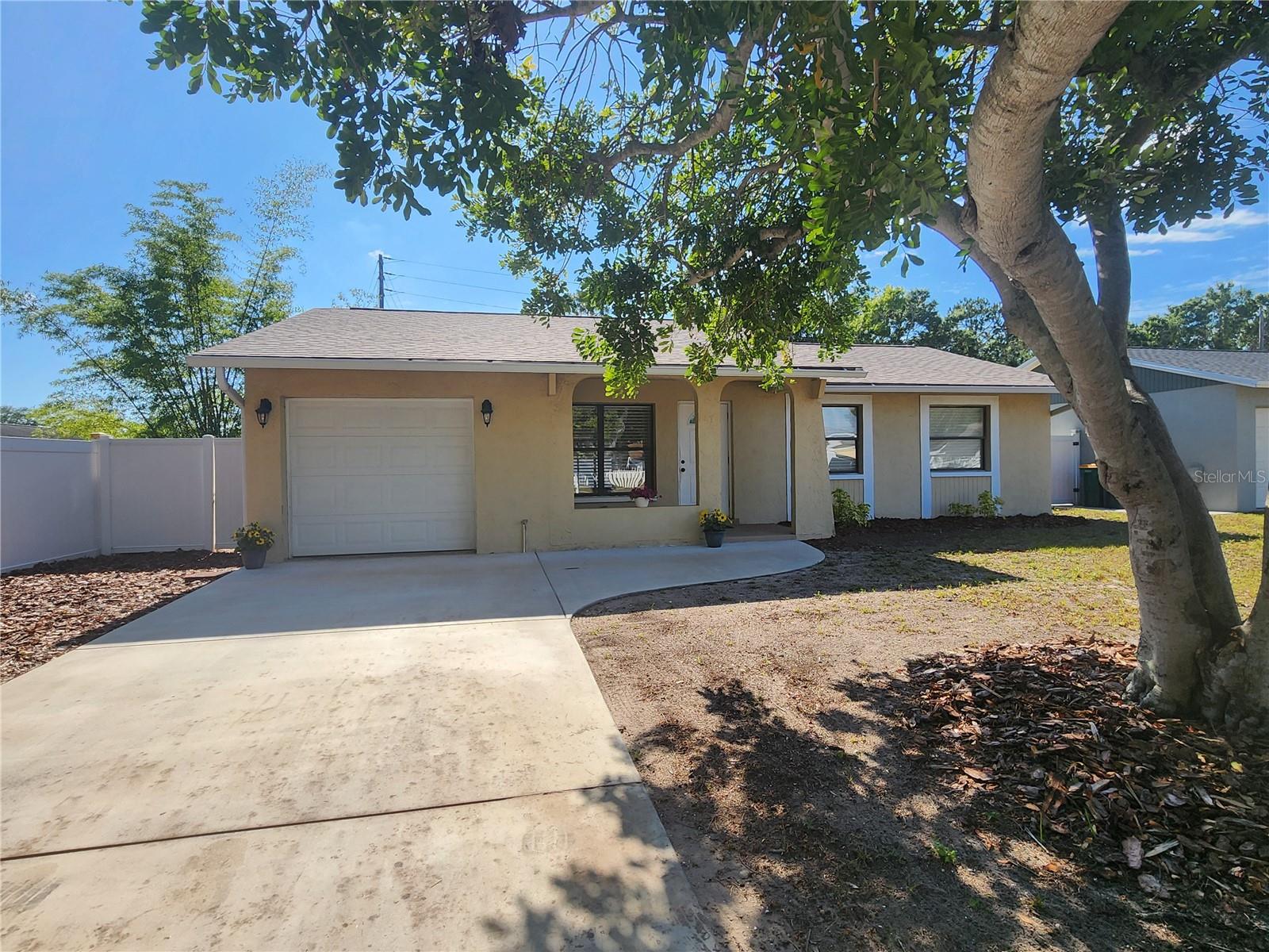 Single Family Residence in LARGO, FL - Daniel Dourado