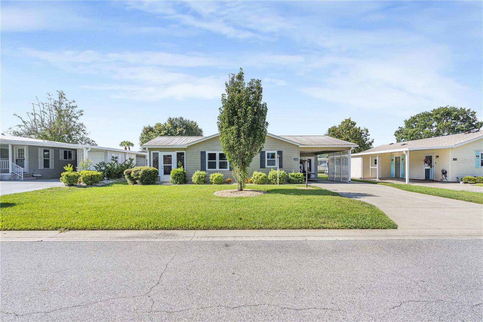 Single Family Residence in LADY LAKE, FL - Daniel Dourado