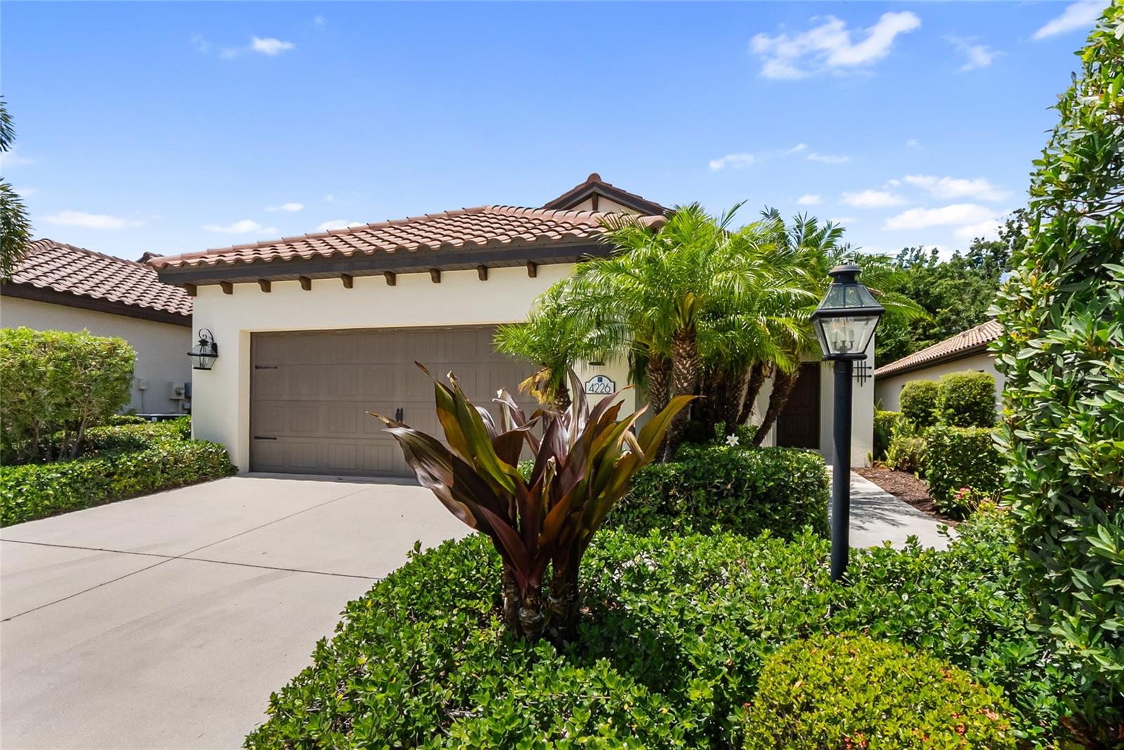 Single Family Residence in BRADENTON, FL - Daniel Dourado