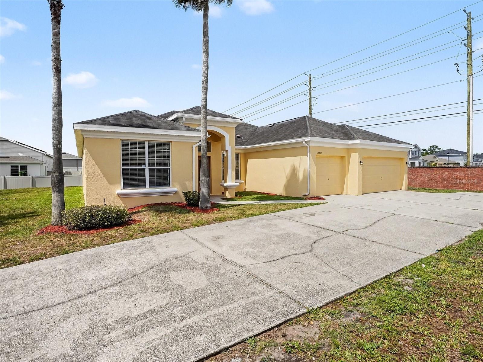 Single Family Residence in ORLANDO, FL - Daniel Dourado