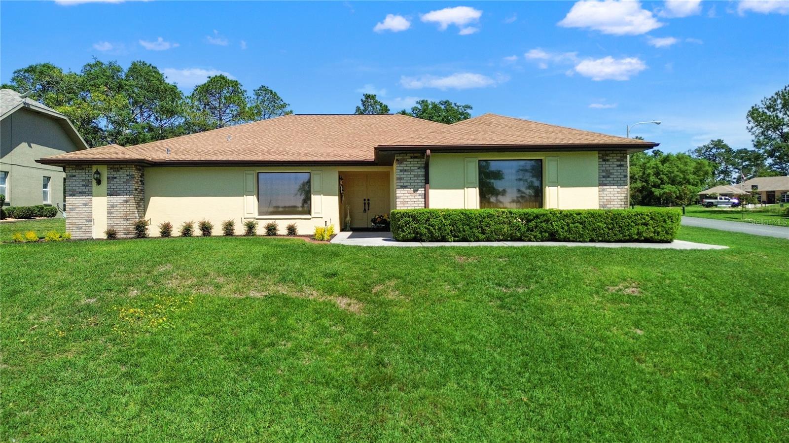Single Family Residence in WEEKI WACHEE, FL - Daniel Dourado