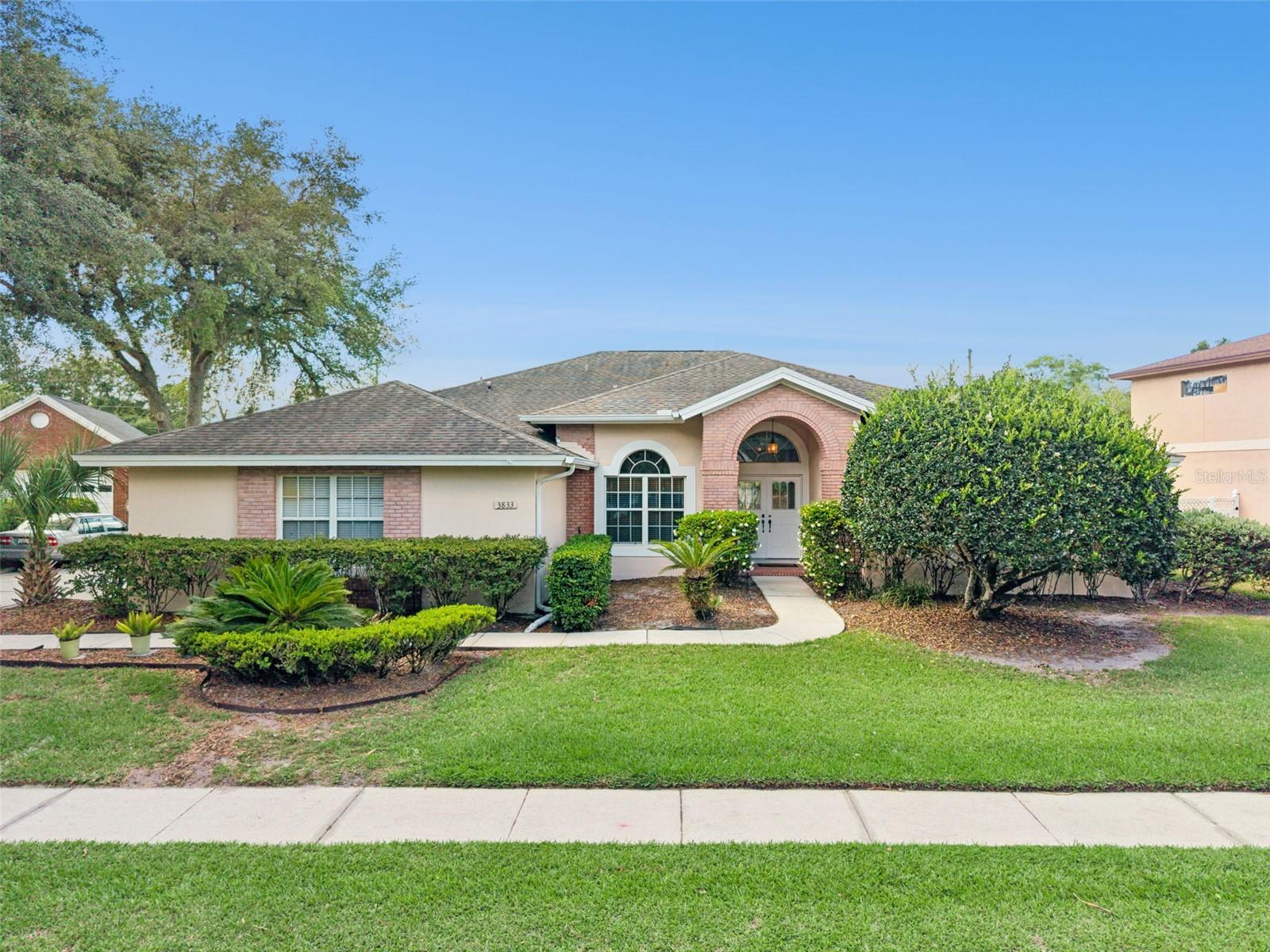 Single Family Residence in OVIEDO, FL - Daniel Dourado