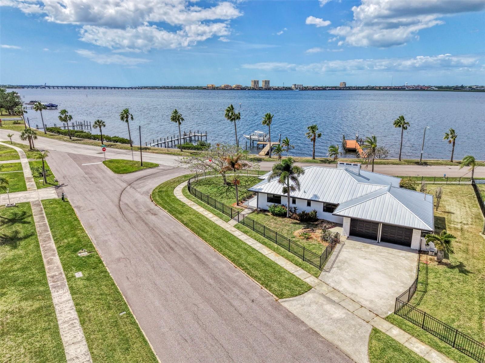 Single Family Residence in BRADENTON, FL - Daniel Dourado