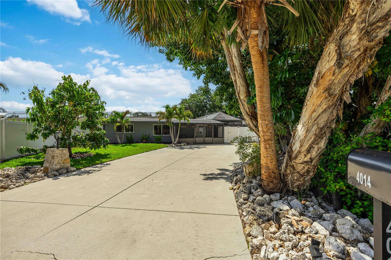Single Family Residence in SARASOTA, FL - Daniel Dourado