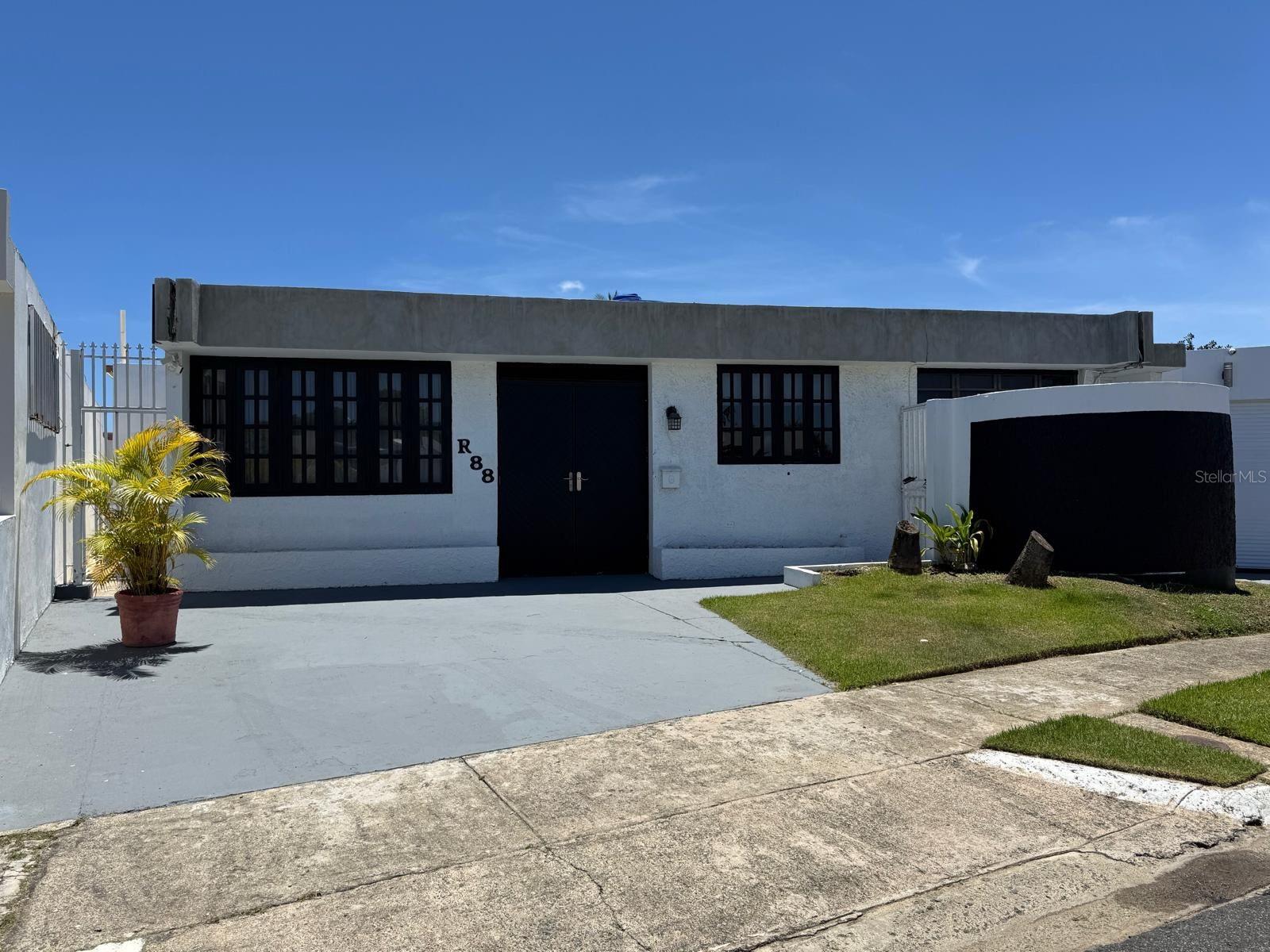 Single Family Residence in CAROLINA, PR - Daniel Dourado