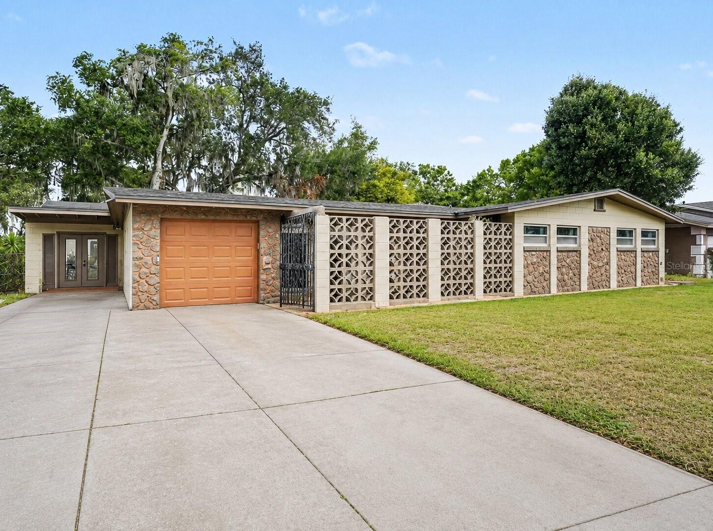 Single Family Residence in ORLANDO, FL - Daniel Dourado