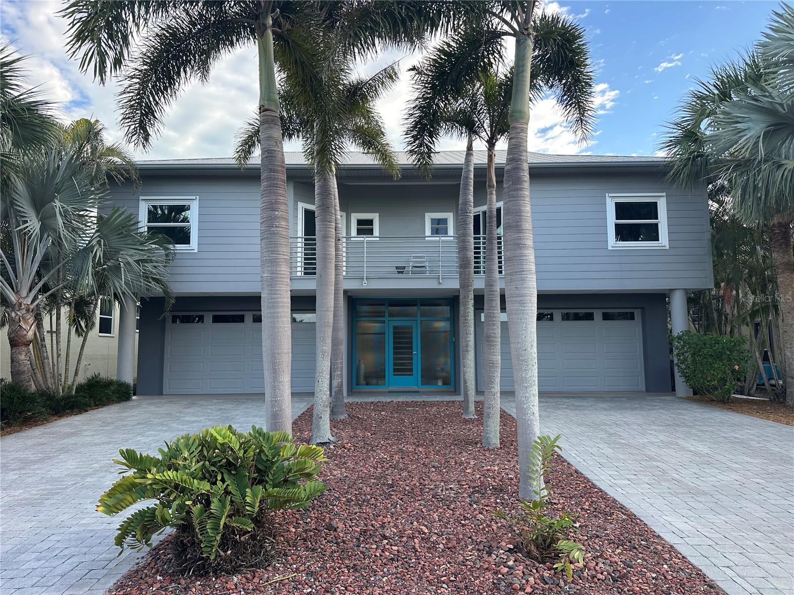 Single Family Residence in BELLEAIR BEACH, FL - Daniel Dourado