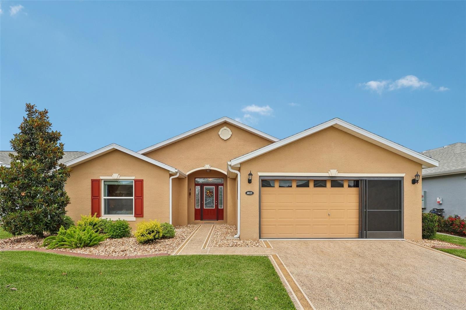 Single Family Residence in LEESBURG, FL - Daniel Dourado