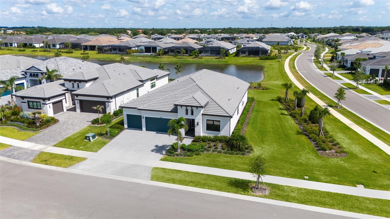 Single Family Residence in SARASOTA, FL - Daniel Dourado