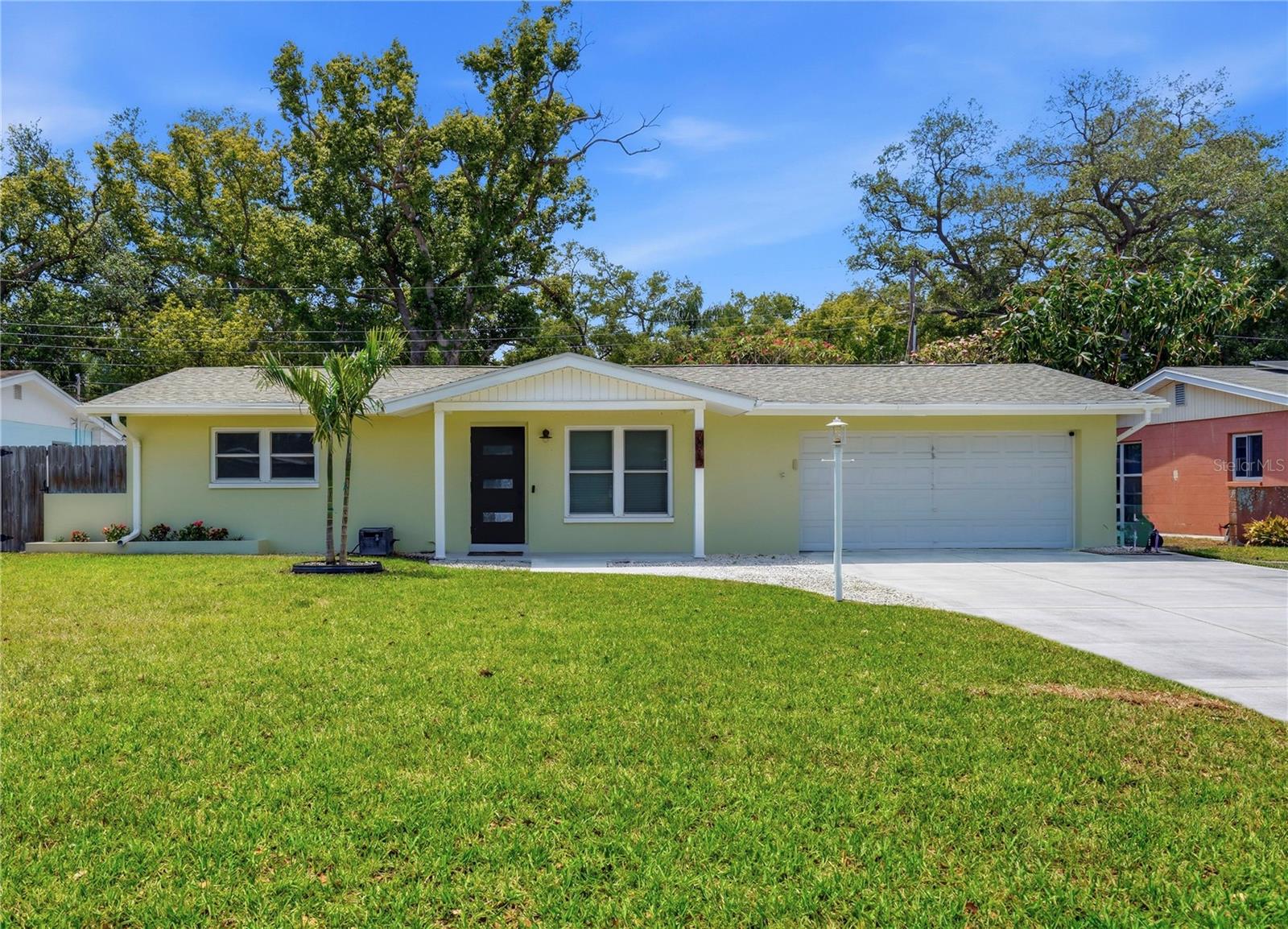 Single Family Residence in SEMINOLE, FL - Daniel Dourado