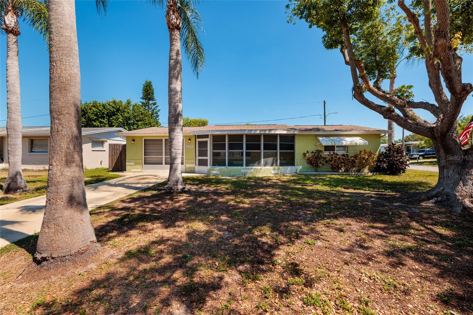 Single Family Residence in NEW PORT RICHEY, FL - Daniel Dourado