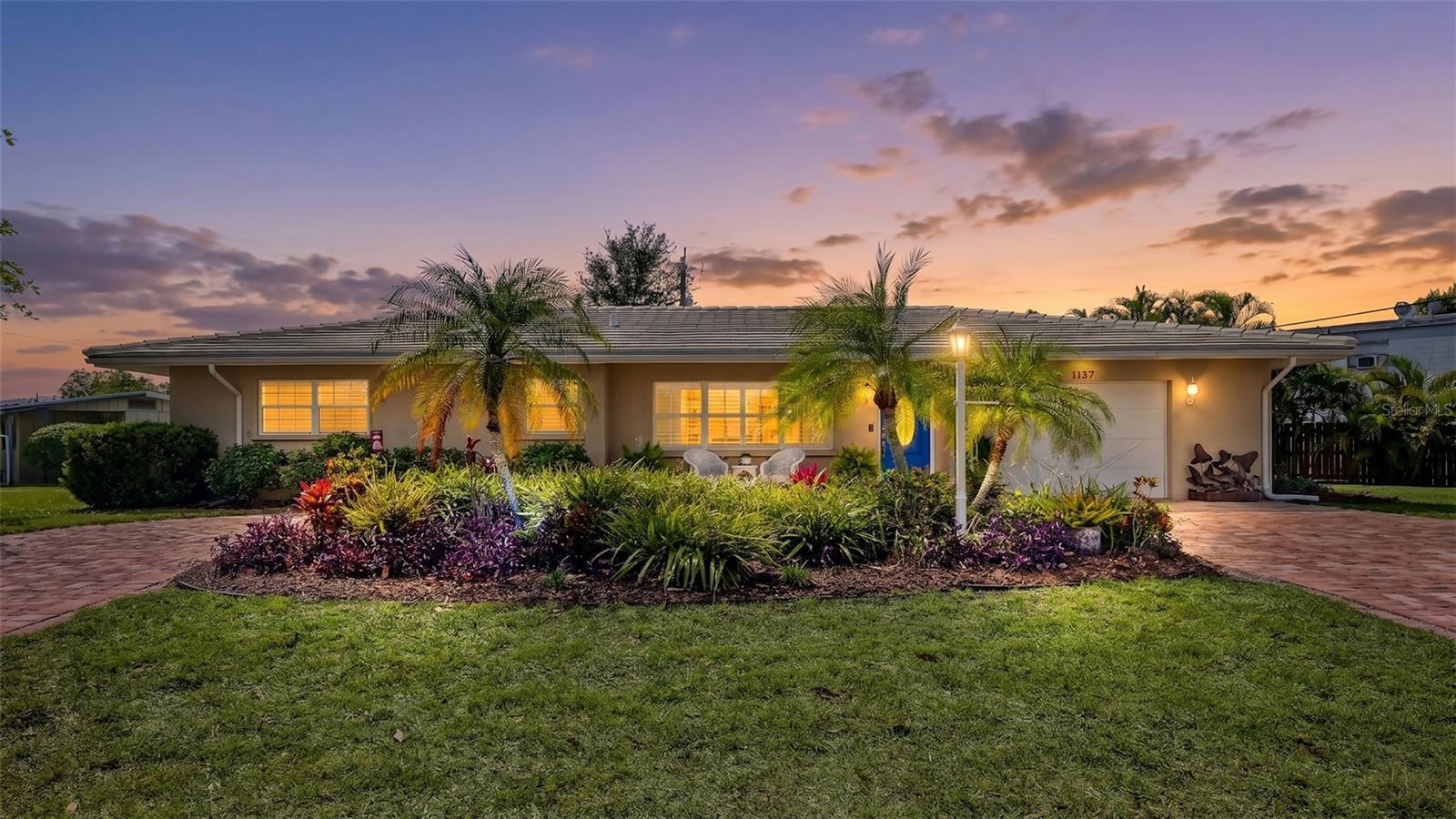 Single Family Residence in SARASOTA, FL - Daniel Dourado