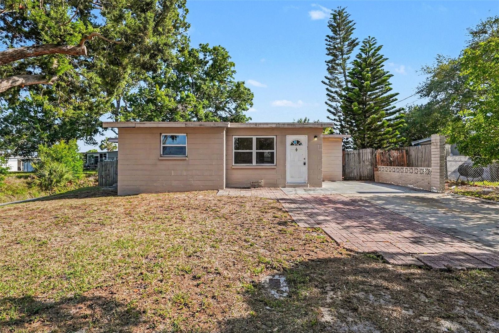 Single Family Residence in LARGO, FL - Daniel Dourado